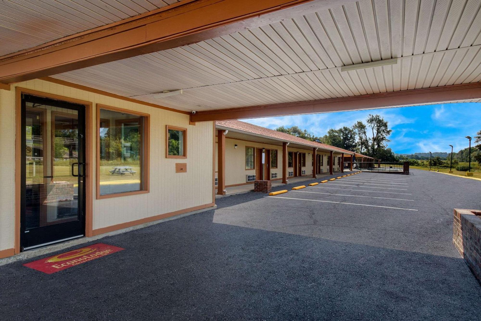 Econo Lodge Cornersville Exterior photo